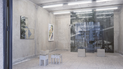 Ausstellungsansicht mit Arbeiten von Claudia Wieser, Isa Melsheimer, Erik Schmidt  und Veronika Kellndorfer