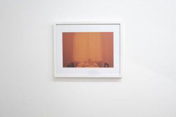 Ausstellungsansicht mit Arbeit von Ausstellungsansicht Gregor Schneider, u r 10 Kaffeezimmer (RAL 2010) 2015, coloured photos