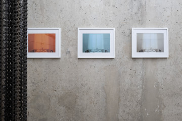 Ausstellungsansicht Gregor Schneider, u r 10 Kaffeezimmer (RAL 2010, 5024, 7001) 2015, coloured photos