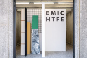 Installation Eva Berendes Studio Props, 2021 Holz, Stoff, Textilfarbe, Metallgitter, Daniel Rode HALTE MICH, 2023